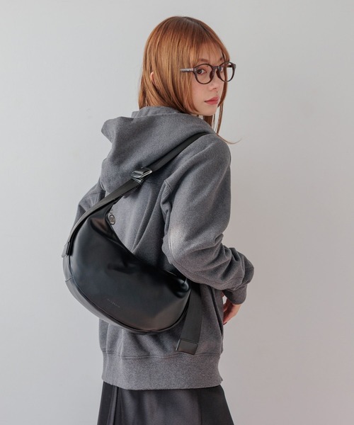 BAYFLOW（ベイフロー）の「[500mlボトルも入る]ロングベルトハーフムーンショルダー（ショルダーバッグ・レディース・アイボリー/ブラック・FREE）」の6枚目の写真