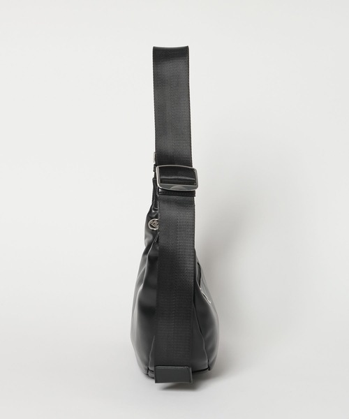 BAYFLOW（ベイフロー）の「[500mlボトルも入る]ロングベルトハーフムーンショルダー（ショルダーバッグ・レディース・アイボリー/ブラック・FREE）」の9枚目の写真