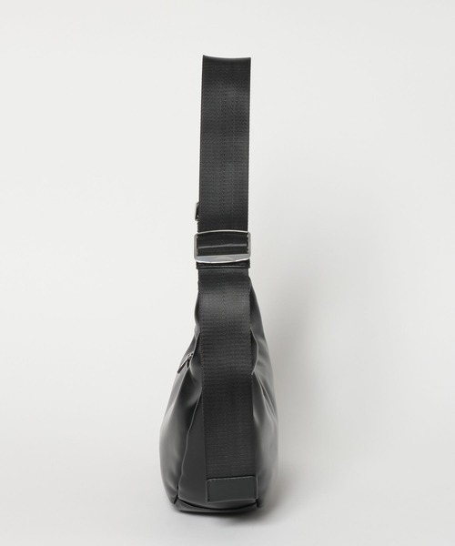 BAYFLOW（ベイフロー）の「[500mlボトルも入る]ロングベルトハーフムーンショルダー（ショルダーバッグ・レディース・アイボリー/ブラック・FREE）」の10枚目の写真