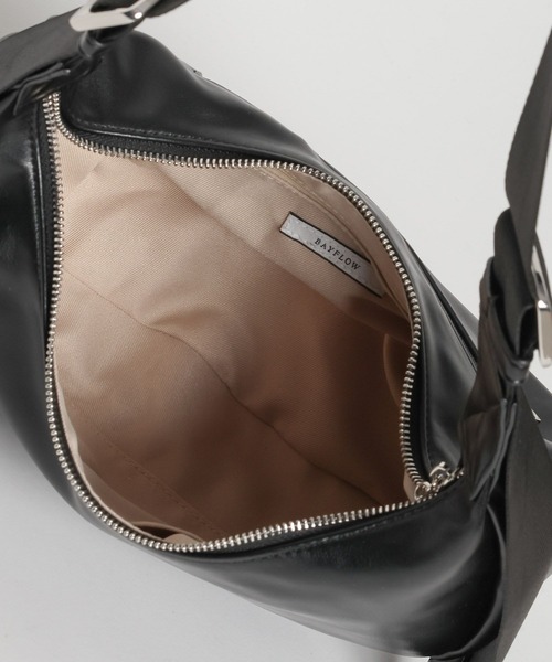 BAYFLOW（ベイフロー）の「[500mlボトルも入る]ロングベルトハーフムーンショルダー（ショルダーバッグ・レディース・アイボリー/ブラック・FREE）」の16枚目の写真