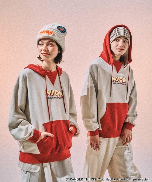niko and...(ニコアンド)の「【STRANGER THINGS】コラボ配色パーカー(パーカー・メンズ・ネイビー/レッド・MEDIUM/LARGE)」の12枚目の写真