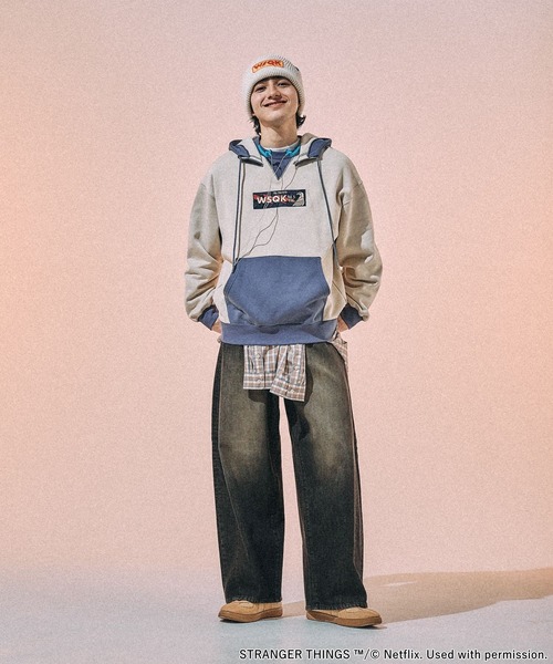 niko and...(ニコアンド)の「【STRANGER THINGS】コラボ配色パーカー(パーカー・メンズ・ネイビー/レッド・MEDIUM/LARGE)」の15枚目の写真