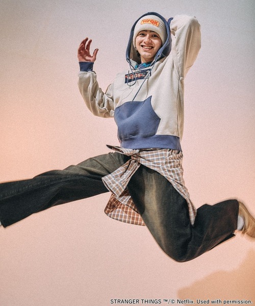 niko and...(ニコアンド)の「【STRANGER THINGS】コラボ配色パーカー(パーカー・メンズ・ネイビー/レッド・MEDIUM/LARGE)」の19枚目の写真