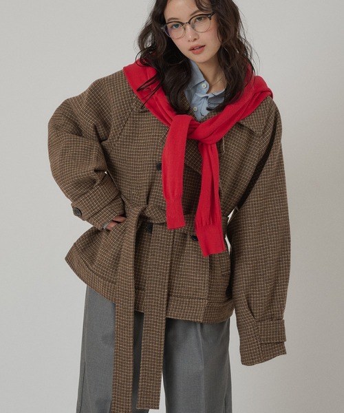MUHET(ミュエータ)の「belted short trench jacket / ベルト付きショートトレンチジャケット(トレンチコート・レディース・ブラック/ブラウン系その他/ブラウン・SMALL/MEDIUM/LARGE)」の3枚目の写真