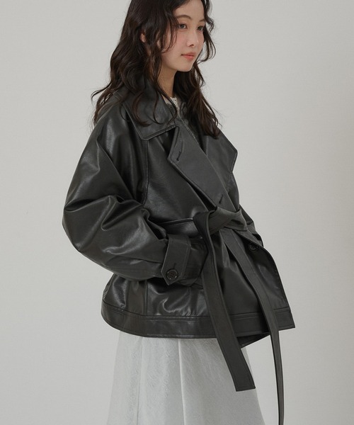 MUHET(ミュエータ)の「belted short trench jacket / ベルト付きショートトレンチジャケット(トレンチコート・レディース・ブラック/ブラウン系その他/ブラウン・SMALL/MEDIUM/LARGE)」の13枚目の写真