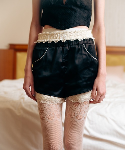 Carmelo(カーメロ)の「Layered Satin Short Pants / サテンレイヤード ショートパンツ(その他パンツ・レディース・ピンク/ブラック・FREE)」の2枚目の写真
