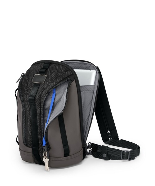 TUMI（トゥミ）の「ALPHA BRAVO 「ナイト」スリング（ボディバッグ