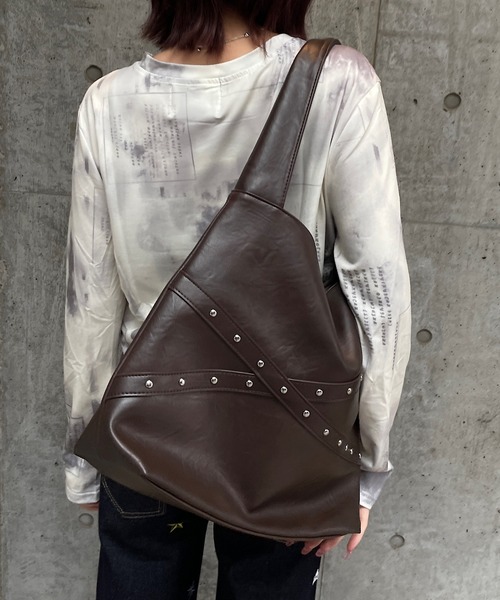ROGER AND RAW(ロジャーアンドロウ)の「クロススタッズワンハンドルバッグ(ショルダーバッグ・レディース・アイボリー/ブラック/ブラウン・FREE)」の5枚目の写真