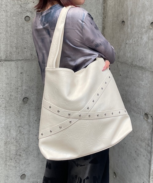 ROGER AND RAW(ロジャーアンドロウ)の「クロススタッズワンハンドルバッグ(ショルダーバッグ・レディース・アイボリー/ブラック/ブラウン・FREE)」の12枚目の写真