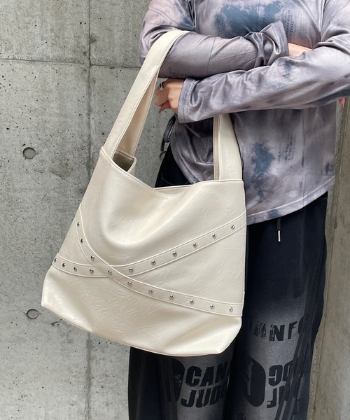 ROGER AND RAW(ロジャーアンドロウ)の「クロススタッズワンハンドルバッグ(ショルダーバッグ・レディース・アイボリー/ブラック/ブラウン・FREE)」の13枚目の写真