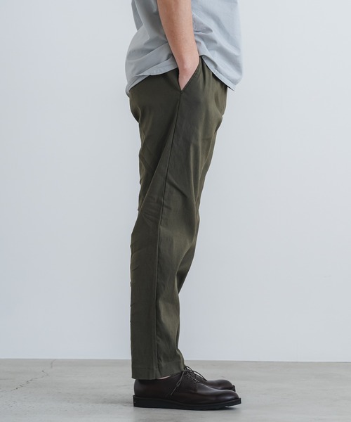 quadro(クオドロ)の「ハイブリッドストレッチリネンイージーパンツ(その他パンツ・メンズ・ブラウン/カーキ・MEDIUM)」の19枚目の写真