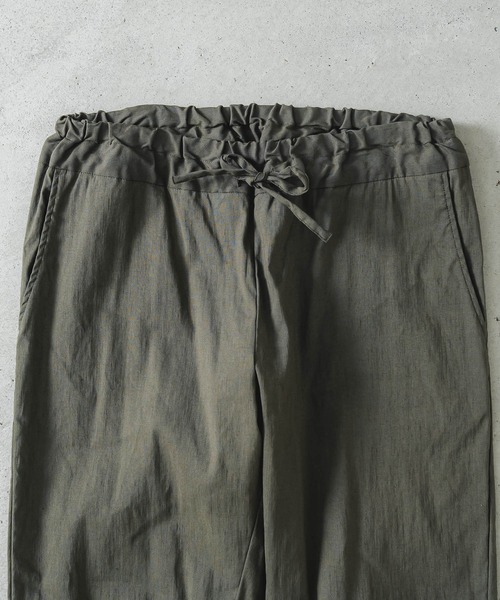 quadro(クオドロ)の「ハイブリッドストレッチリネンイージーパンツ(その他パンツ・メンズ・ブラウン/カーキ・MEDIUM)」の4枚目の写真