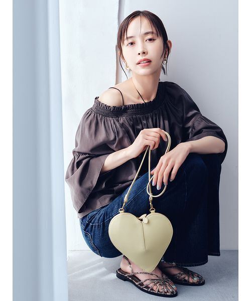 Mila Owen(ミラオーウェン)の「オフショルダーブラウス(シャツ/ブラウス・レディース・ホワイト/ダークブラウン/チェック・F)」の6枚目の写真