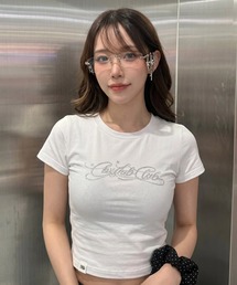 A'GEM/9 × .kom 『.KOM/ドットケーオーエム』ラインストーンスクリプト クロップTシャツ
