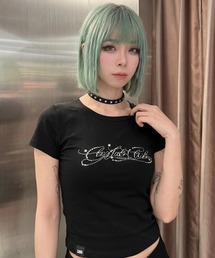 A'GEM/9 × .kom 『.KOM/ドットケーオーエム』ラインストーンスクリプト クロップTシャツ