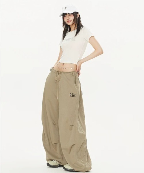 .KOM（ドットコム）の「A'GEM/9 × .kom 『.KOM/ドットケーオーエム』ラインストーンスクリプト クロップTシャツ（Tシャツ/カットソー・レディース・ホワイト/ブラック・M）」の7枚目の写真