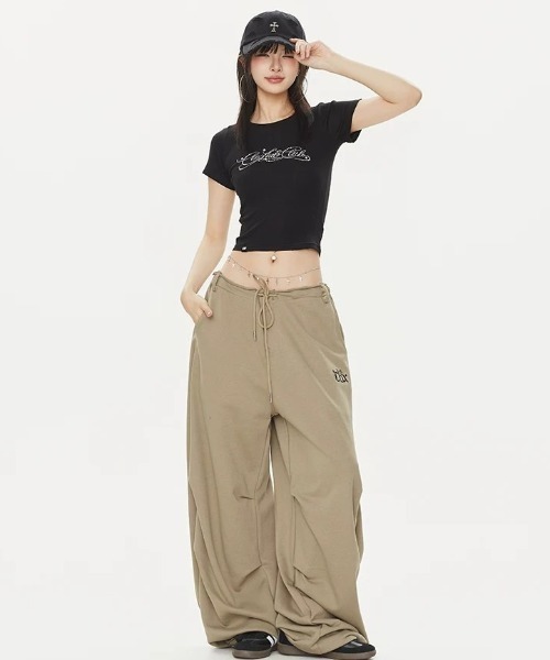 .KOM（ドットコム）の「A'GEM/9 × .kom 『.KOM/ドットケーオーエム』ラインストーンスクリプト クロップTシャツ（Tシャツ/カットソー・レディース・ホワイト/ブラック・M）」の11枚目の写真