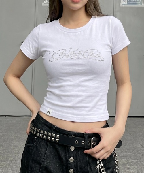 .KOM（ドットコム）の「A'GEM/9 × .kom 『.KOM/ドットケーオーエム』ラインストーンスクリプト クロップTシャツ（Tシャツ/カットソー・レディース・ホワイト/ブラック・M）」の5枚目の写真