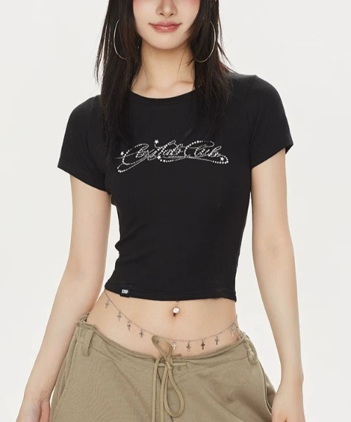 .KOM（ドットコム）の「A'GEM/9 × .kom 『.KOM/ドットケーオーエム』ラインストーンスクリプト クロップTシャツ（Tシャツ/カットソー・レディース・ホワイト/ブラック・M）」の9枚目の写真