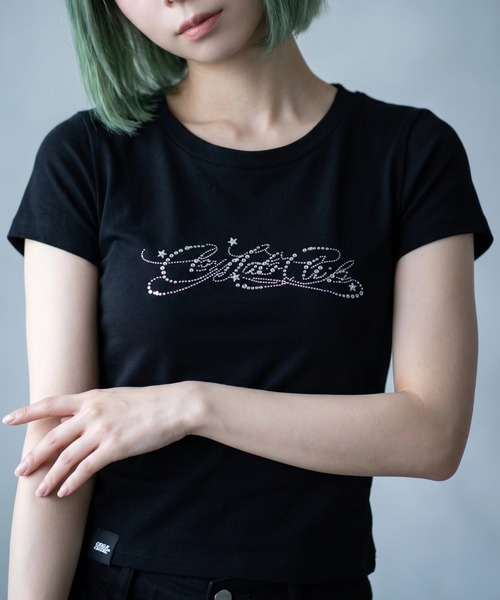 .KOM（ドットコム）の「A'GEM/9 × .kom 『.KOM/ドットケーオーエム』ラインストーンスクリプト クロップTシャツ（Tシャツ/カットソー・レディース・ホワイト/ブラック・M）」の8枚目の写真