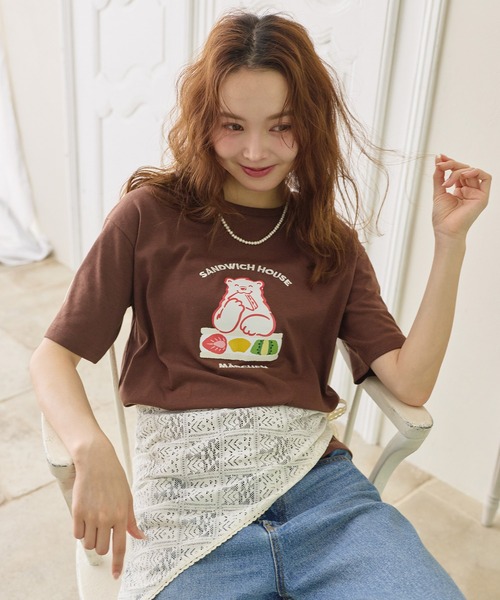 cross marche(クロスマルシェ)の「【サンドイッチハウスメルヘン】サガラ刺繍メルるん♪半袖Tシャツ(Tシャツ/カットソー・レディース・ブラック/ブラウン/サックスブルー・L/M/LL)」の2枚目の写真