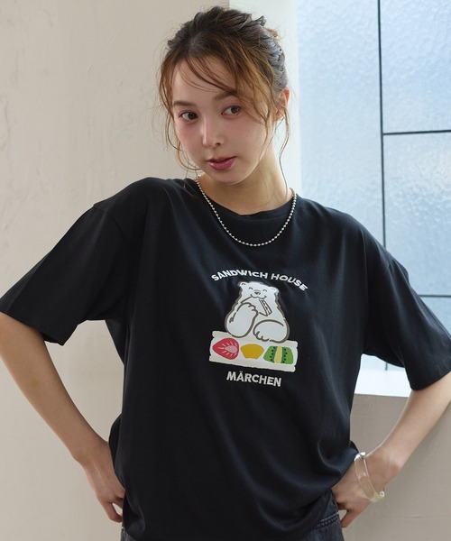 cross marche(クロスマルシェ)の「【サンドイッチハウスメルヘン】サガラ刺繍メルるん♪半袖Tシャツ(Tシャツ/カットソー・レディース・ブラック/ブラウン/サックスブルー・L/M/LL)」の1枚目の写真