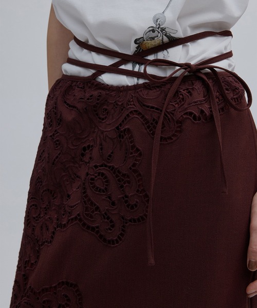 Ameri(アメリ)の「CUTWORK EMBROIDERY RIBBON SKIRT(スカート・レディース・ブラウン/アイボリー・SMALL/MEDIUM)」の16枚目の写真