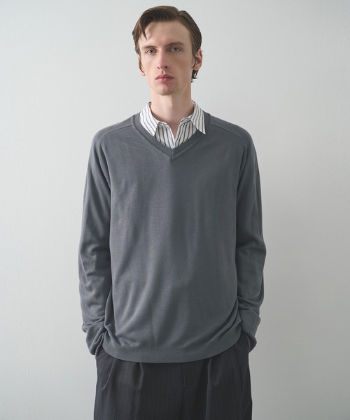 STUDIOUS(ステュディオス)の「【STUDIOUS】Smooth Silky VneckKnit(ニット/セーター・メンズ・グレー/ブラック/ホワイト・2/1)」の1枚目の写真