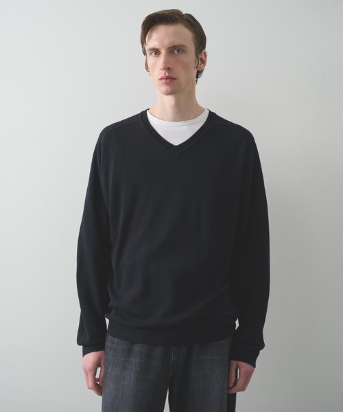 STUDIOUS(ステュディオス)の「【STUDIOUS】Smooth Silky VneckKnit(ニット/セーター・メンズ・グレー/ブラック/ホワイト・2/1)」の3枚目の写真