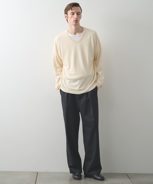 STUDIOUS(ステュディオス)の「【STUDIOUS】Smooth Silky VneckKnit(ニット/セーター・メンズ・グレー/ブラック/ホワイト・2/1)」の5枚目の写真