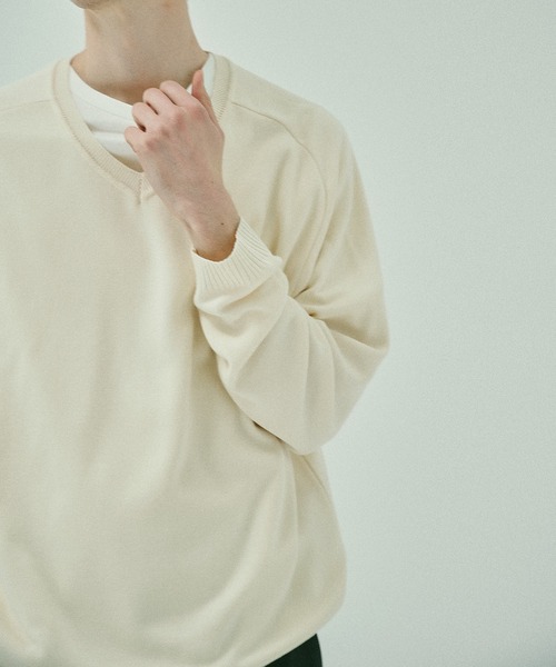 STUDIOUS(ステュディオス)の「【STUDIOUS】Smooth Silky VneckKnit(ニット/セーター・メンズ・グレー/ブラック/ホワイト・2/1)」の9枚目の写真