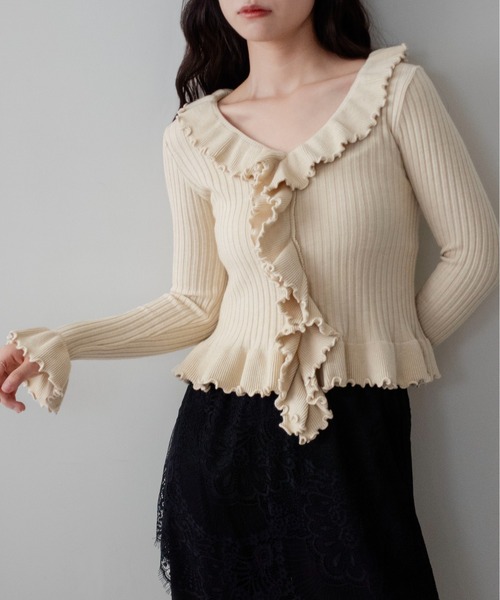 on:nue（オンニュ）の「【on:nue】[フリルニットシリーズ  長袖登場！] フリルデザインロングスリーブリブニット/26-27 AW COLLECTION（ニット/セーター・レディース・ブラック/バーガンディー/アイボリー/ベージュ・FREE）」の3枚目の写真