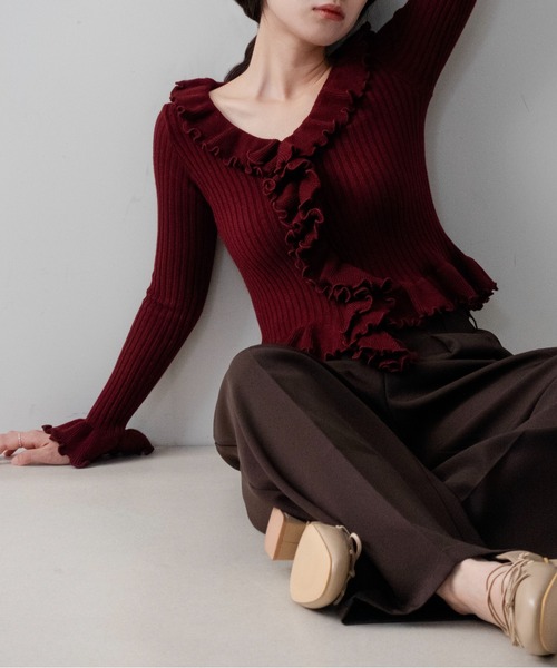 on:nue（オンニュ）の「【on:nue】[フリルニットシリーズ  長袖登場！] フリルデザインロングスリーブリブニット/26-27 AW COLLECTION（ニット/セーター・レディース・ブラック/バーガンディー/アイボリー/ベージュ・FREE）」の4枚目の写真