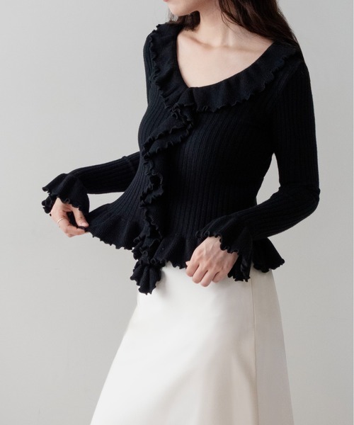 on:nue（オンニュ）の「【on:nue】[フリルニットシリーズ  長袖登場！] フリルデザインロングスリーブリブニット/26-27 AW COLLECTION（ニット/セーター・レディース・ブラック/バーガンディー/アイボリー/ベージュ・FREE）」の2枚目の写真