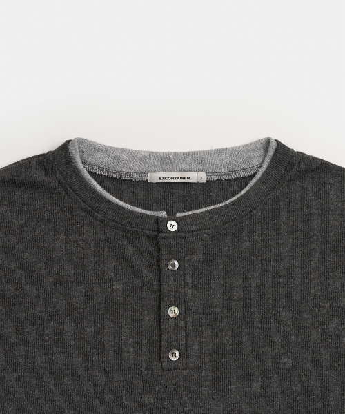 EXCONTAINER(エックスコンテナ)の「レイヤードヘンリーネックニット(CHARCOAL)(ニット/セーター・メンズ・その他・MEDIUM/LARGE/X-LARGE)」の3枚目の写真