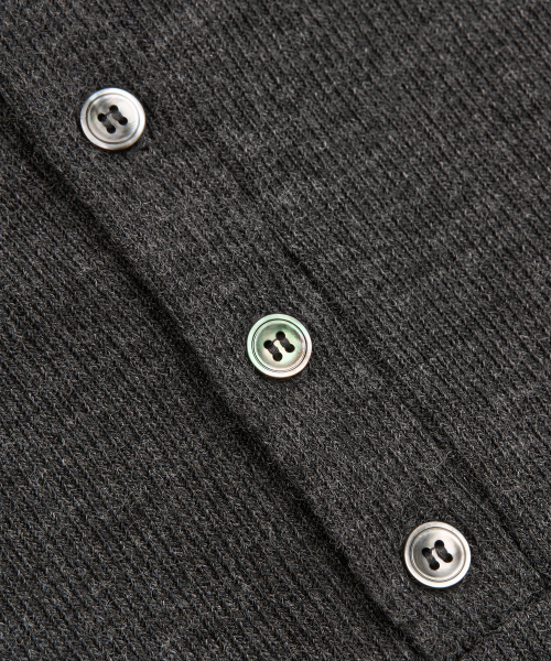 EXCONTAINER(エックスコンテナ)の「レイヤードヘンリーネックニット(CHARCOAL)(ニット/セーター・メンズ・その他・MEDIUM/LARGE/X-LARGE)」の4枚目の写真