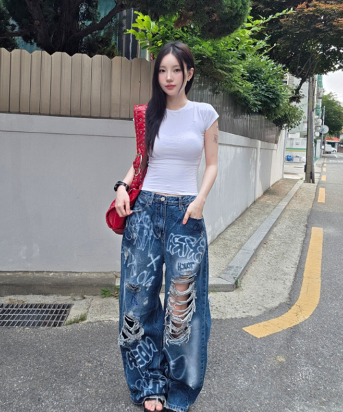NO EXTRA TOUCH(ノー・エクストラ・タッチ)の「Hand-painted distressed denim pants (blue) / 26SMPT001BL(デニムパンツ・レディース・ブルー・LARGE/SMALL/MEDIUM)」の10枚目の写真