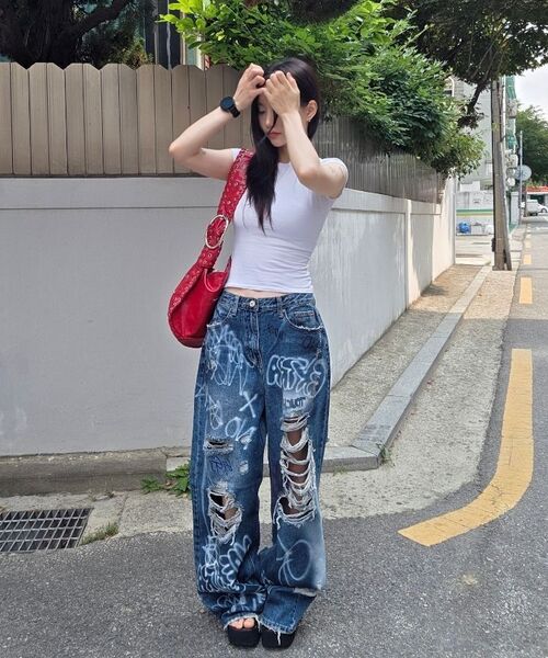 NO EXTRA TOUCH(ノー・エクストラ・タッチ)の「Hand-painted distressed denim pants (blue) / 26SMPT001BL(デニムパンツ・レディース・ブルー・LARGE/SMALL/MEDIUM)」の14枚目の写真