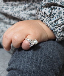 e.m.（イーエム）の「パール・ジルコニア揺れベビーリング（チャーム）」