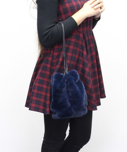 Beau're（ヴュレ）の「Beaure ビュレ フェイクファー 巾着バッグ M（ショルダーバッグ・レディース・グレー/グリーン/レオパード/ネイビー/ベージュ・FREE）」の4枚目の写真