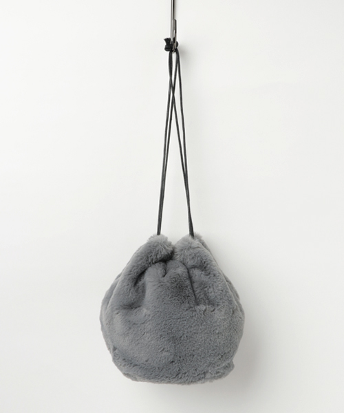 Beau're（ヴュレ）の「Beaure ビュレ フェイクファー 巾着バッグ M（ショルダーバッグ・レディース・グレー/グリーン/レオパード/ネイビー/ベージュ・FREE）」の2枚目の写真