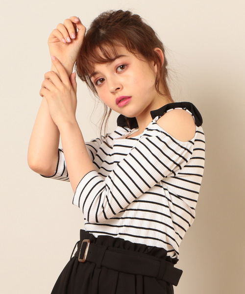 MIIA(ミーア)の「オフショルダーリボントップス(Tシャツ/カットソー・レディース・ピンク/ホワイト系その他/ホワイト/ネイビー・FREE)」の3枚目の写真