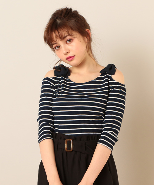 MIIA(ミーア)の「オフショルダーリボントップス(Tシャツ/カットソー・レディース・ピンク/ホワイト系その他/ホワイト/ネイビー・FREE)」の1枚目の写真