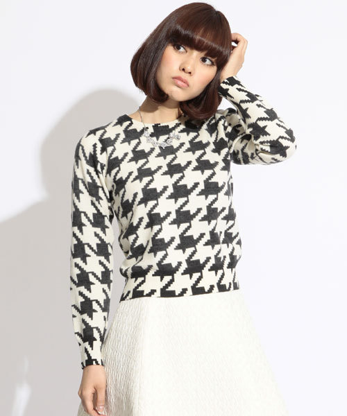 Ray BEAMS(レイビームス)の「Ray BEAMS / 千鳥プリント クルーネックニット(ニット/セーター・レディース・ホワイト×ブラック/レッド系その他・ONE SIZE)」の2枚目の写真