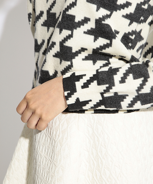 Ray BEAMS(レイビームス)の「Ray BEAMS / 千鳥プリント クルーネックニット(ニット/セーター・レディース・ホワイト×ブラック/レッド系その他・ONE SIZE)」の4枚目の写真