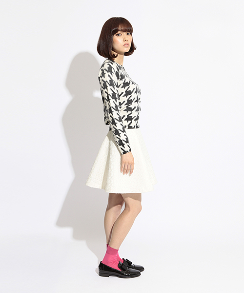 Ray BEAMS(レイビームス)の「Ray BEAMS / 千鳥プリント クルーネックニット(ニット/セーター・レディース・ホワイト×ブラック/レッド系その他・ONE SIZE)」の5枚目の写真