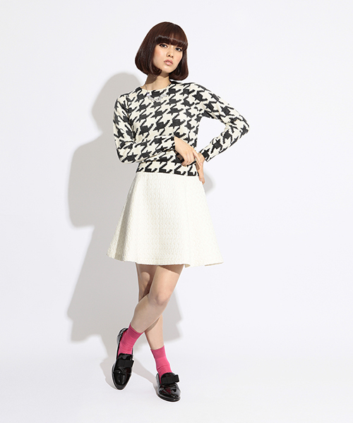 Ray BEAMS(レイビームス)の「Ray BEAMS / 千鳥プリント クルーネックニット(ニット/セーター・レディース・ホワイト×ブラック/レッド系その他・ONE SIZE)」の6枚目の写真