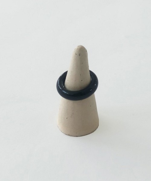 TODAYFUL(トゥデイフル)の「ストーンプレーンリング(リング・レディース・ブラック/ブラウン/ベージュ・FREE)」の1枚目の写真