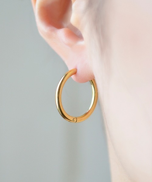 Fun & Daily(ファンアンドデイリー)の「F&D : シンプルフープピアス 18mm(ピアス(両耳用)・レディース・ブラック/シルバー/ゴールド・FREE)」の5枚目の写真