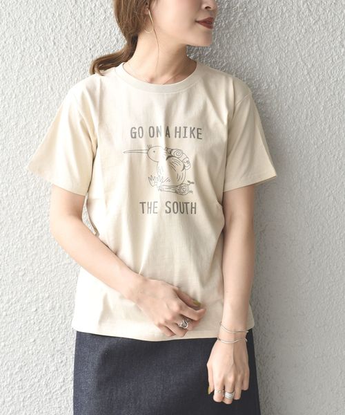 SHIPS Days(シップスデイズ)の「SHIPS Days:DAY OFFプリントTee(Tシャツ/カットソー・レディース・ダークブラウン/ベージュ/ブラウン/ベージュ系その他・ONE SIZE)」の1枚目の写真